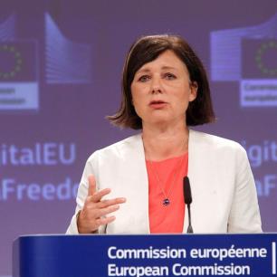 Llama la Unión Europea a proteger a periodistas