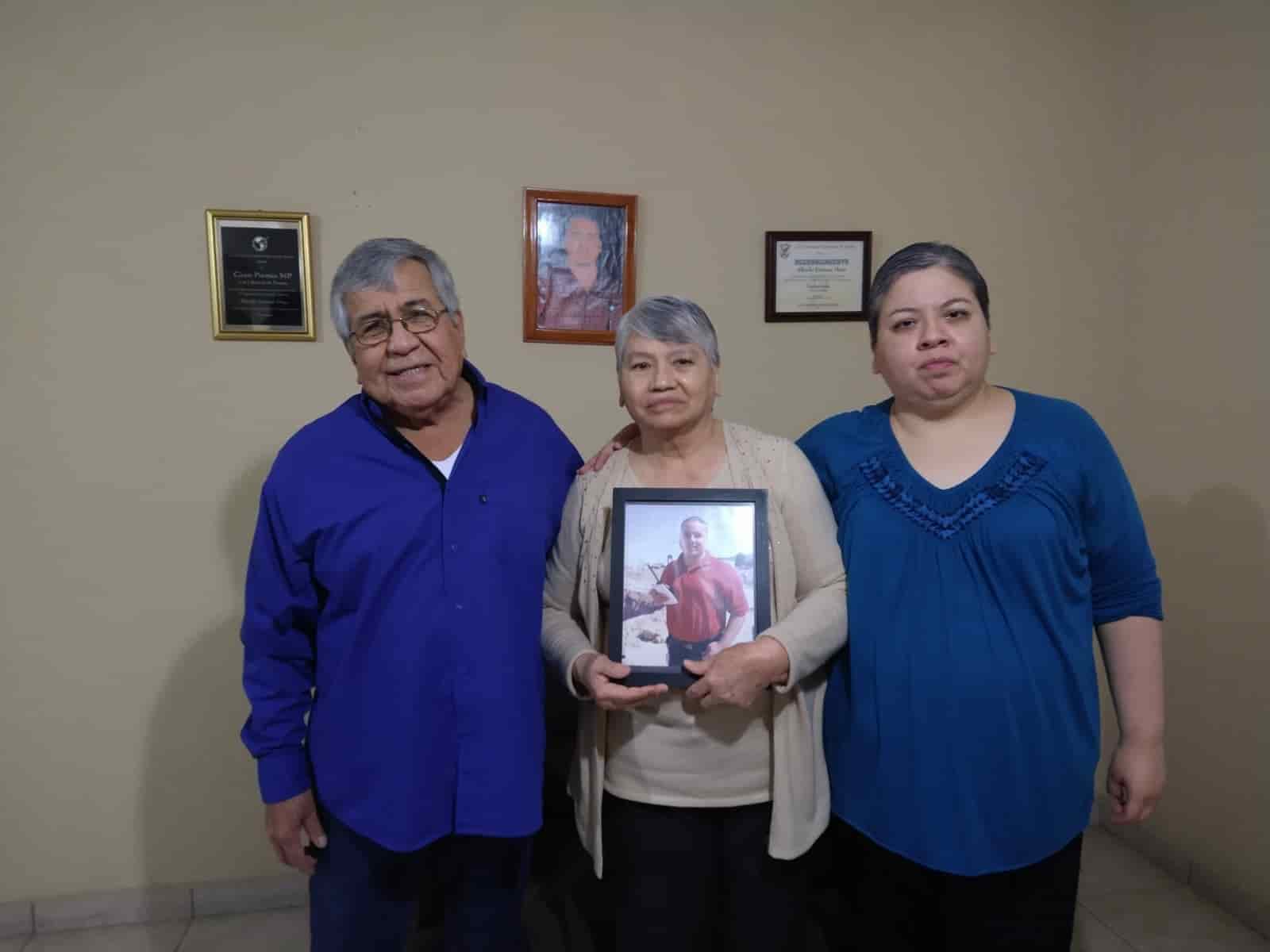 Padres de Alfredo Jiménez Mota exigen que sigan las investigaciones